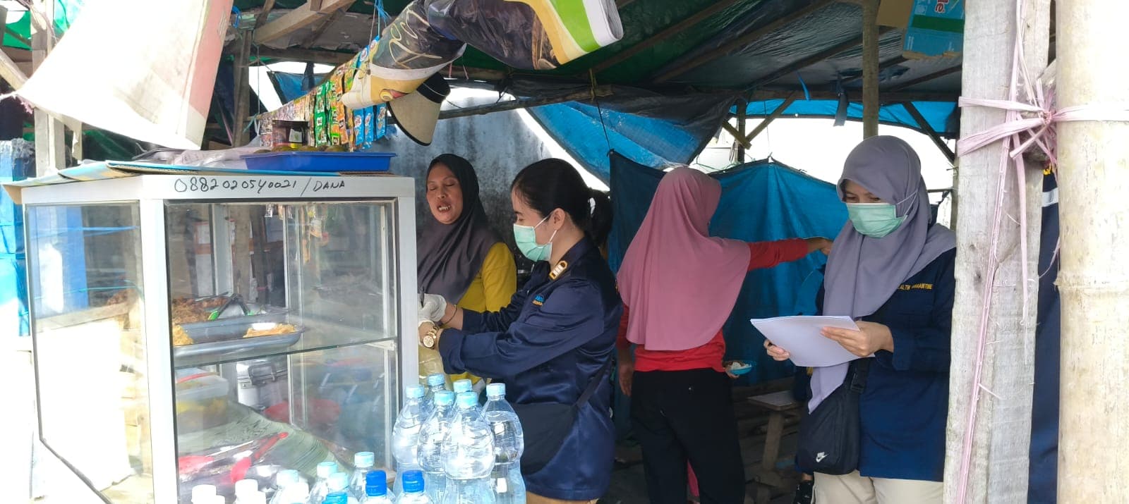 Pengambilan sampel makanan di wilayah pelabuhan